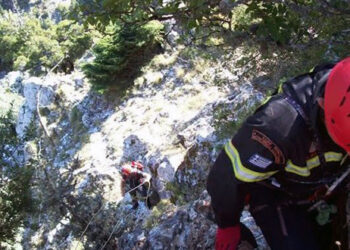 Ανασύρθηκε ο 60χρονος ορειβάτης που έπεσε σε δύσβατη περιοχή κοντά στο Βυθό Βοΐου – Μεταφέρθηκε στο Μαμάτσειο Νοσοκομείο