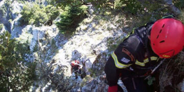 Ανασύρθηκε ο 60χρονος ορειβάτης που έπεσε σε δύσβατη περιοχή κοντά στο Βυθό Βοΐου – Μεταφέρθηκε στο Μαμάτσειο Νοσοκομείο
