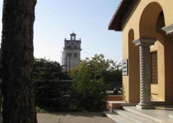 Πρωτοφανές περιστατικό στην Εθνική Τράπεζα της Κοζάνης – Άντρας έβγαλε όλα τα ρούχα του, έμεινε γυμνός, έριξε το χριστουγεννιάτικο δέντρο και συνελήφθη από την Αστυνομία!