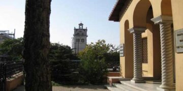 Πρωτοφανές περιστατικό στην Εθνική Τράπεζα της Κοζάνης – Άντρας έβγαλε όλα τα ρούχα του, έμεινε γυμνός, έριξε το χριστουγεννιάτικο δέντρο και συνελήφθη από την Αστυνομία!