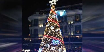 “Βούλιαξε” η κεντρική πλατεία της Κοζάνης με τους Onirama! – Δείτε βίντεο από το άναμμα του Χριστουγεννιάτικου δέντρου
