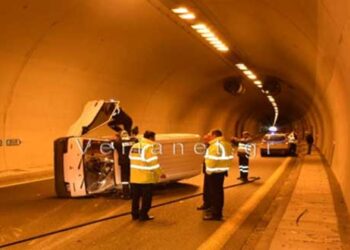 Τροχαίο ατύχημα σε σήραγγα της Εγνατίας –  Ανατράπηκε φορτηγάκι (Φωτογραφίες & Βίντεο)