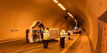 Τροχαίο ατύχημα σε σήραγγα της Εγνατίας –  Ανατράπηκε φορτηγάκι (Φωτογραφίες & Βίντεο)