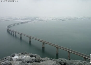 Λευκό πέπλο χιονιού απλώθηκε στη Νεράιδα Κοζάνης – Δείτε live εικόνα