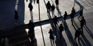 Ερευνα: Η κατάρρευση της μεσαίας τάξης – Υπό φτωχοποίηση 700.000 Ελληνες