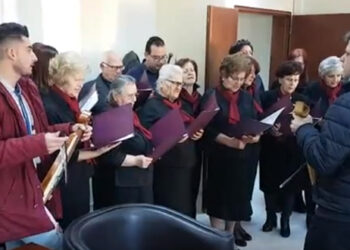 Ποντιακά κάλαντα στον Θ. Καρυπίδη από τη χορωδία του Ποντιακού Συλλόγου Πτολεμαΐδας (Βίντεο)