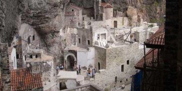 Δέος στην Παναγία Σουμελά – Βρήκαν τυχαία κρυφό τούνελ που οδηγεί σε παρεκκλήσι