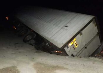 Απίστευτο τροχαίο: Οδηγίες του GPS “βούλιαξαν” νταλίκα στο οδόστρωμα (Φωτογραφίες)