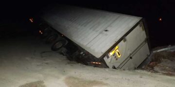 Απίστευτο τροχαίο: Οδηγίες του GPS “βούλιαξαν” νταλίκα στο οδόστρωμα (Φωτογραφίες)