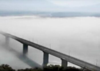 «Μια γέφυρα μέσα από τα σύννεφα» – Εκπληκτικό βίντεο από την αποκάλυψη της γέφυρας Σερβίων