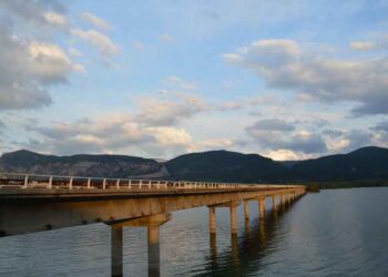 Νεκρός βρέθηκε στη λίμνη Πολυφύτου 64χρονος από τον Κρόκο – Έπεσε από τη γέφυρα των Σερβίων