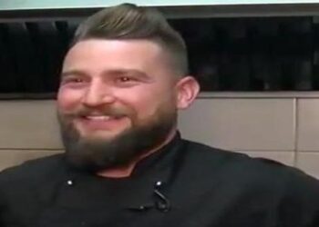 Ο Νίκος Γούλας (Σεφ, CAVA) μαγειρεύει κριθαρότο μανιταριών στην εκπομπή «Όσο υπάρχουν Έλληνες» (βίντεο)