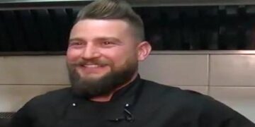 Ο Νίκος Γούλας (Σεφ, CAVA) μαγειρεύει κριθαρότο μανιταριών στην εκπομπή «Όσο υπάρχουν Έλληνες» (βίντεο)