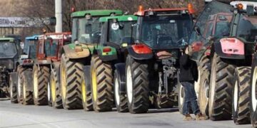 Στα μπλόκα οι αγρότες – κτηνοτρόφοι της περιοχής Τσιαρτσιαμπά Κοζάνης στη γέφυρα του Ρυμνίου, την Πέμπτη