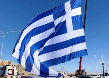 Γαλανόλευκη 1.200 τ.μ. κυματίζει στο Ηράκλειο! (φωτογραφίες)