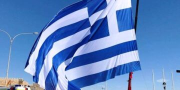 Γαλανόλευκη 1.200 τ.μ. κυματίζει στο Ηράκλειο! (φωτογραφίες)