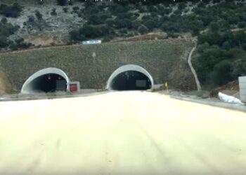 Ένα ταξίδι μέσα στις νέες σήραγγες των Τεμπών, τις μεγαλύτερες των Βαλκανίων (Βίντεο)