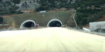 Ένα ταξίδι μέσα στις νέες σήραγγες των Τεμπών, τις μεγαλύτερες των Βαλκανίων (Βίντεο)