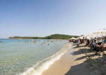 Δείτε τα beach bar της Χαλκιδικής που ανοίγουν το τριήμερο της Πρωτομαγιάς και υπόσχονται ξέφρενα beach parties!