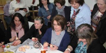 Βάψιμο Πασχαλιάτικης περδίκας στον Σύλλογο Γρεβενιωτών Κοζάνης «Ο Αιμιλιανός», την Τετάρτη