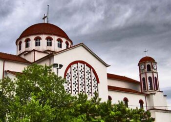 Παραμονή Ιερού λειψάνου Αγίου Λουκά του Ιατρού, στο Ιερό Ναό των Αγίου Κων/νου & Ελένης Αμυνταίου, μέχρι απόψε το βράδυ