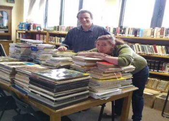 Δωρεά της Fiona Mancey – Jones στην Κοβεντάρειο Δημοτική Βιβλιοθήκη Κοζάνης