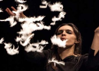 “Δανεικά Παπούτσια” της Χριστίνα Μαξούρη στο πλαίσιο του προγράμματος “Μουσική στην αίθουσα” από το ΔΗ.ΠΕ.ΘΕ. Κοζάνης