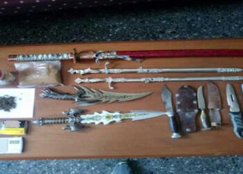 Ναρκωτικά, σπαθιά και μαχαίρια βρήκε η Αστυνομία στην Πτολεμαΐδα