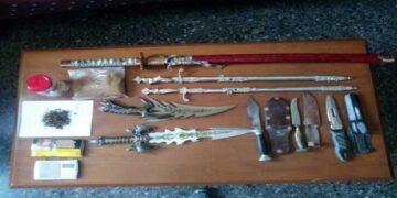 Ναρκωτικά, σπαθιά και μαχαίρια βρήκε η Αστυνομία στην Πτολεμαΐδα