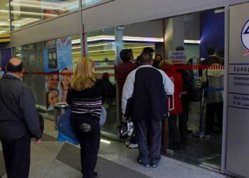 Η ΔΕΗ ζητά νέες αυξήσεις αν και 4 στους 10 δεν έχουν να πληρώσουν για ρεύμα! – «Τσουνάμι» με τους φουσκωμένους λογαριασμούς