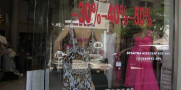 Μεγάλες προσφορές στα καταστήματα της Πτολεμαΐδας – Ξεκίνησαν οι ενδιάμεσες εκπτώσεις του Μαΐου