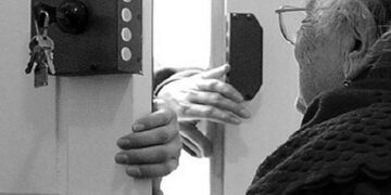 Απάτη στο Άργος Ορεστικό: Με απίθανο τρόπο έκλεψαν 6.500 ευρώ και 85 χρυσές λίρες από ηλικιωμένη