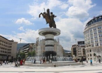 Σκόπια: Γκρεμίζουν τα αγάλματα, στρώνουν χαλί για σύνθετη ονομασία