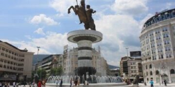 Σκόπια: Γκρεμίζουν τα αγάλματα, στρώνουν χαλί για σύνθετη ονομασία