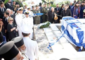 Με ριζίτικα και χειροκροτήματα αποχαιρέτησε η Κρήτη τον Κωνσταντίνο Μητσοτάκη