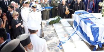 Με ριζίτικα και χειροκροτήματα αποχαιρέτησε η Κρήτη τον Κωνσταντίνο Μητσοτάκη