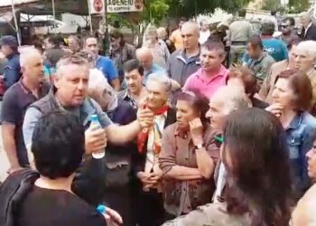 Ο γραμματέας της ΤΚ Αναργύρων Λ. Πινόπουλος εξηγεί στους “άστεγους” συγχωριανούς του πως θα μεταφερθούν και θα φιλοξενηθούν σε ξενοδοχεία (βίντεο)