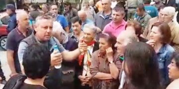 Ο γραμματέας της ΤΚ Αναργύρων Λ. Πινόπουλος εξηγεί στους “άστεγους” συγχωριανούς του πως θα μεταφερθούν και θα φιλοξενηθούν σε ξενοδοχεία (βίντεο)