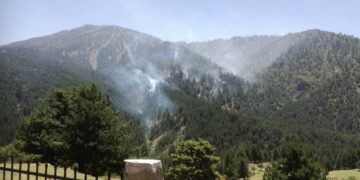 Υπό μερικό έλεγχο η πυρκαγιά στη Σαμαρίνα – Πεζοπόρα τμήματα στη μάχη της κατάσβεσης