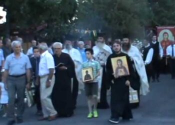 Πλήθος πιστών στη λιτάνευση της Ιερής εικόνας της Αγίας Παρασκευής στο Φιλώτα