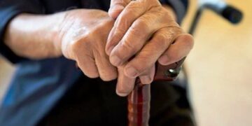 Καστοριά: Υποτιθέμενος υπάλληλος της ΔΕΗ έκλεψε από ηλικιωμένη 6.400 ευρώ και λίρες