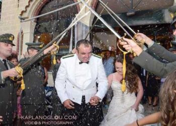 Κοζάνη: Απίθανος στρατιωτικός γάμος με καψόνια στον γαμπρό (VIDEO)