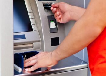 Capital controls: Μικρότερες αναλήψεις – 21.600 ευρώ αντί για 21.840 το χρόνο