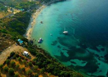 Αυτή η περιοχή είναι η 2η Χαλκιδική της β.Ελλάδος – Λευκές αμμουδιές, πράσινα νερά