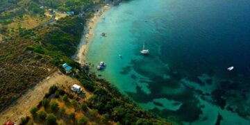Αυτή η περιοχή είναι η 2η Χαλκιδική της β.Ελλάδος – Λευκές αμμουδιές, πράσινα νερά