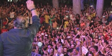 O Βασίλης Καρράς με ποντιακά ξεσήκωσε το πιο ροκ φεστιβάλ, το River Party (βίντεο)