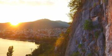 Καστοριά: Μια πρωτότυπη και… θαραλέα φωτογραφία γάμου που κόβει την ανάσα!