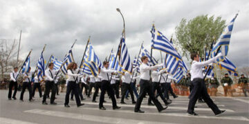 Με κλήρωση οι σημαιοφόροι και οι παραστάτες στις παρελάσεις των δημοτικών σχολείων – Τι αλλάζει με Προεδρικό Διάταγμα