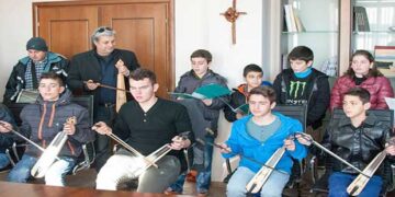 Έναρξη μαθημάτων για το τμήμα εκμάθησης Ποντιακής λύρας του Ι. Ν. Αγίας Παρασκευής Φλώρινας