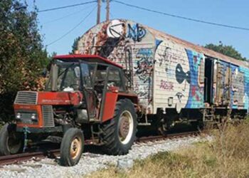Tρακτέρ… μετακινεί παλιά βαγόνια του ΟΣΕ στο Σιδηροδρομικό Σταθμό Κοζάνης